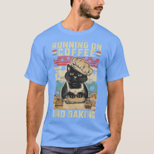 Camiseta Running on Coffee and Baking Funny Cat Baker Pastr
