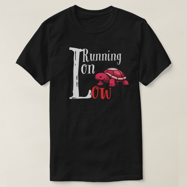 Camiseta Running on Low Turtle Illustration – Calm Energy  (Diseño del anverso)