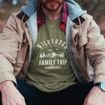 Camiseta Rustic Family Trip Cabin Woods Retro<br><div class="desc">Rústica y moderna camiseta de viaje familiar con un moderno diseño de cordillera forestal con pinos,  bosques y pájaros rodeados de su nombre familiar personalizado,  un nombre personalizado del viaje,  así como la fecha de las vacaciones.</div>