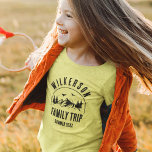 Camiseta Rustic Family Trip Cabin Woods Retro<br><div class="desc">Rústica y moderna camiseta de viaje familiar con un moderno diseño de cordillera forestal con pinos,  bosques y pájaros rodeados de su nombre familiar personalizado,  un nombre personalizado del viaje,  así como la fecha de las vacaciones.</div>