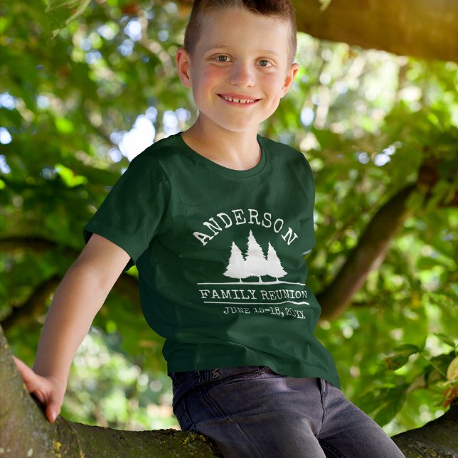 Camiseta Rústica unión familiar de pinos de niños verde (Customize to change text size. Choose from a variety of shirt colors and styles.)