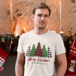 Camiseta Rústico Red Plaid Merry Christmas Treys Personaliz<br><div class="desc">Esta camiseta rústica y personalizado de vacaciones muestra la moda de las mantas rojas y los verdes árboles de Navidad encima de tu mensaje Feliz Navidad. Un bonito look personalizado y tradicional que está de nuevo en el estilo, este salón de fiestas es perfecto para una reunión familiar. Diseño clásico...</div>