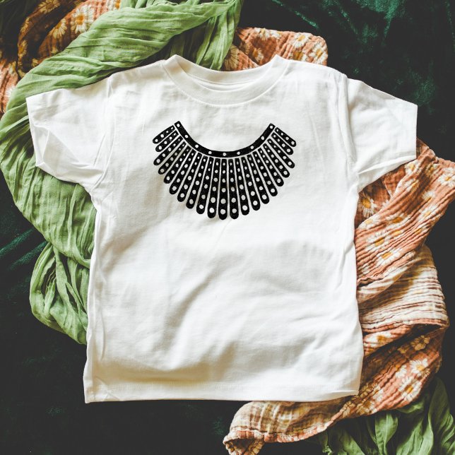 Camiseta Ruth Bader Ginsburg, célebres niños del collar de  (Ruth Bader Ginsburg collar black and white RBG t-shirt.)