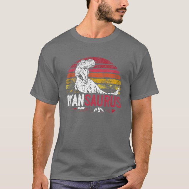 Camiseta Ryan Saurus Funny Personalized Dinosaur T Rex Name (Anverso)
