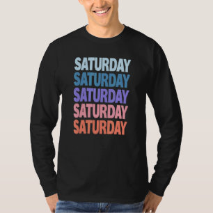 Camiseta Sábado de Texto Repetido Moderno