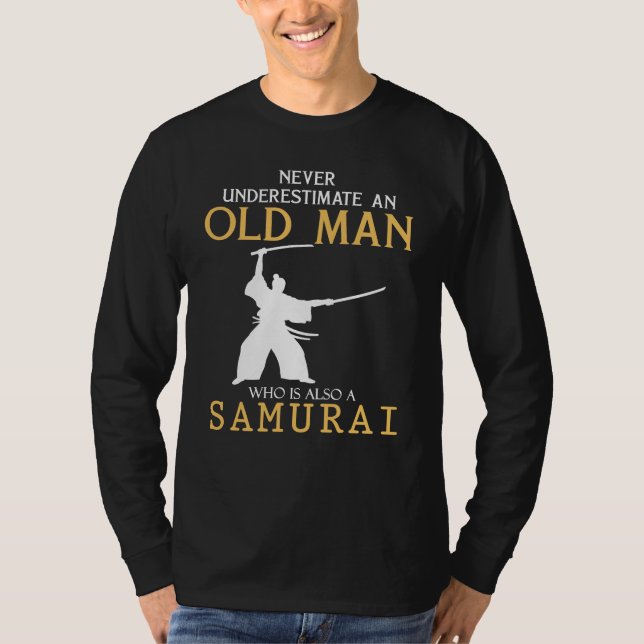 Camiseta Sabiduría de Samurai: Nunca subestimes a un viejo  (Anverso)