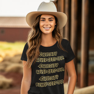 Camiseta Sabiduría dorada: la curiosidad nunca se hace viej