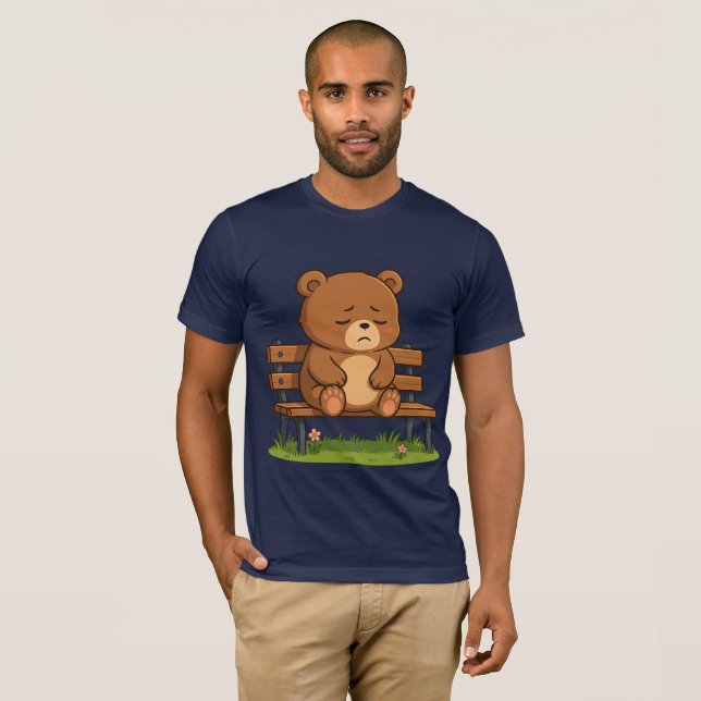 Camiseta Sad Cute Teddy Bear on Bench – Emotional Cartoon (Anverso completo)