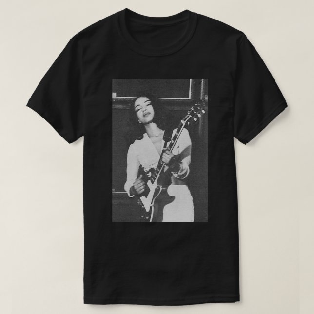 Camiseta Sade tocando el Pegatina de guitarra.png (Diseño del anverso)