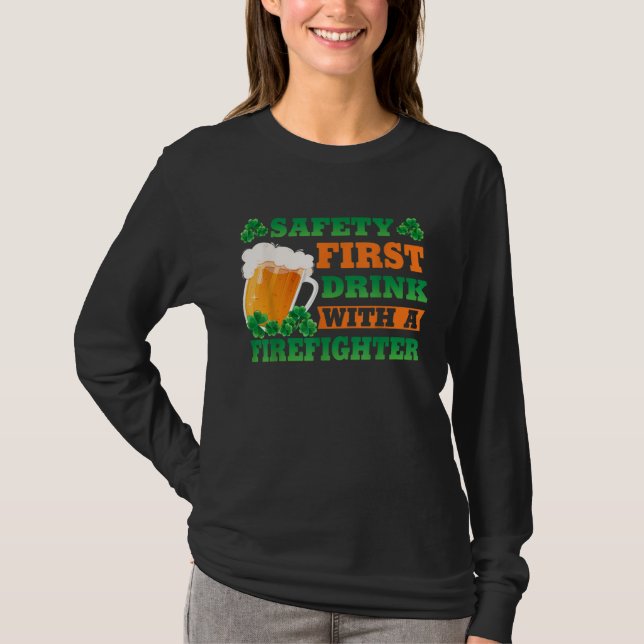 Camiseta Safety First Drink With A Firefighter  St Patricks (Anverso)