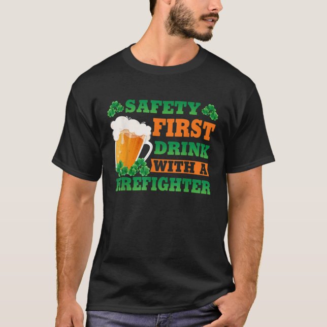 Camiseta Safety First Drink With A Firefighter  St Patricks (Anverso)