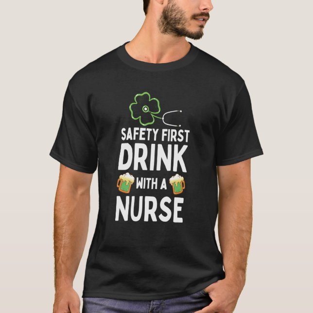 Camiseta Safety First Drink With A Nurse Beer St Patrick's  (Anverso)