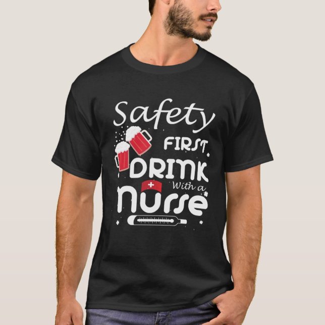 Camiseta Safety First Drink With A Nurse Shamrock St Patric (Anverso)