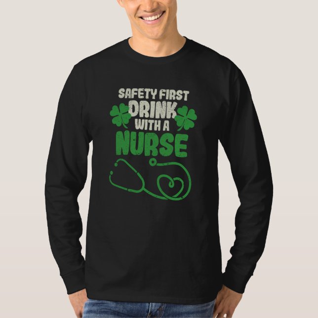 Camiseta Safety First Drink With A Nurse Shamrock St Patric (Anverso)