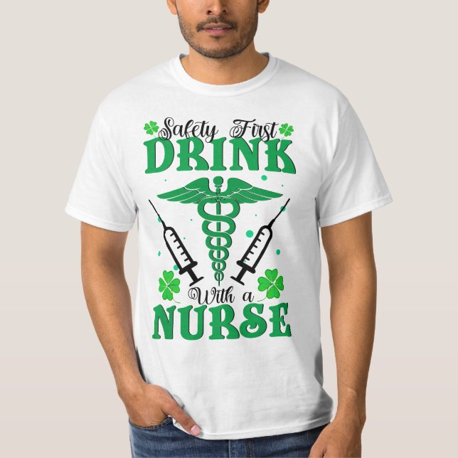 Camiseta Safety First Drink With A Nurse St Patrick's Day  (Anverso)