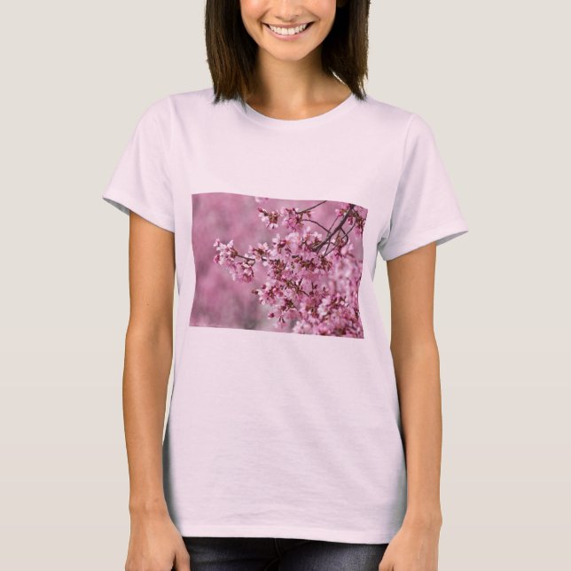 Camiseta Sakura cerezos florecen en capas rosadas pasteles (Anverso)