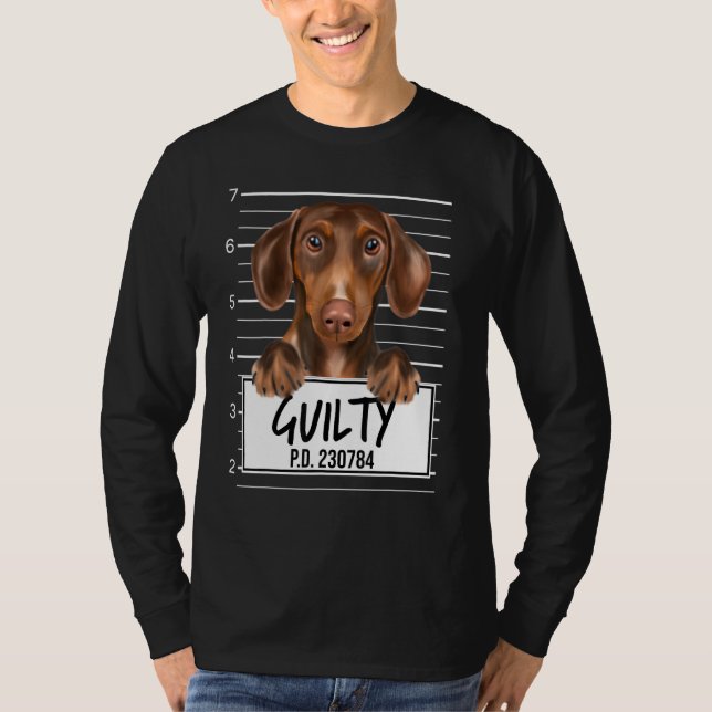 Camiseta Salchicha Marrón Mugshot Perro Culpable (Anverso)