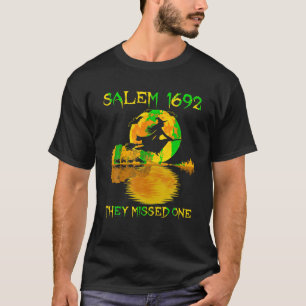 Camiseta Salem 1692 Se Perdieron Un Salón De Baño De Brujas