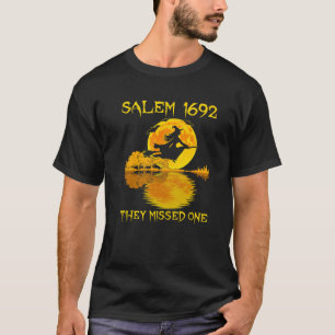 Camiseta Salem 1692 Se Perdieron Un Salón De Baño De Brujas
