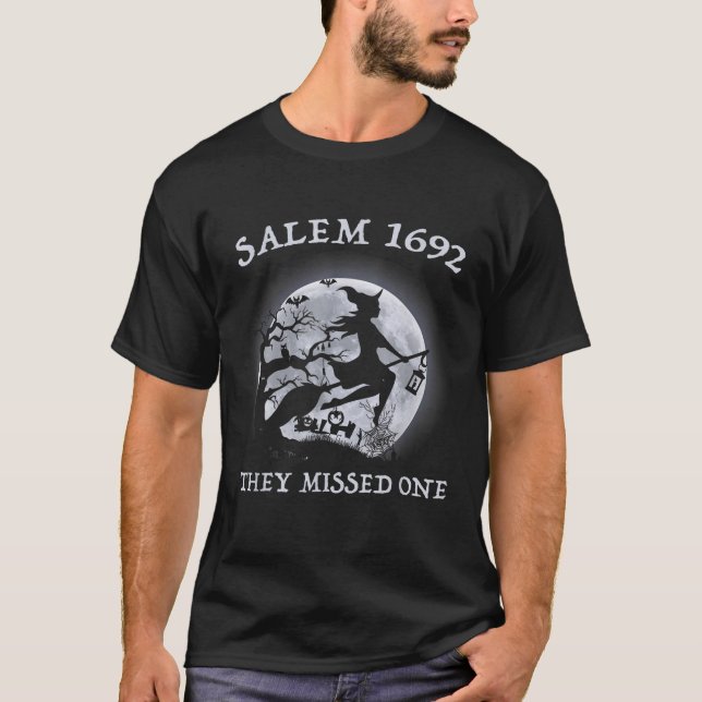 Camiseta Salem 1692 Se Perdieron Un Salón De Baño De Brujas (Anverso)