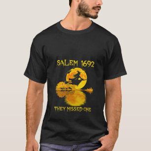 Camiseta Salem 1692 Se Perdieron Un Salón De Baño De Brujas