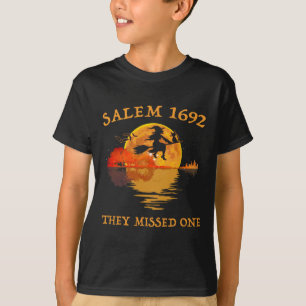 Camiseta Salem 1692 Se Perdieron Un Salón De Baño De Brujas