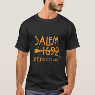 Camiseta Salem 1692 Se Perdieron Una Bruja Halloween