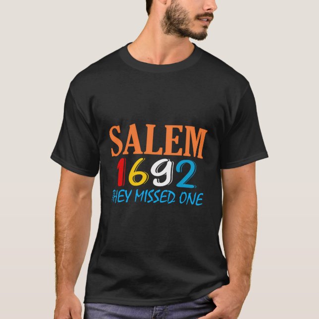 Camiseta Salem 1692 Se Perdieron Una Graciosa Bruja Salem 1 (Anverso)