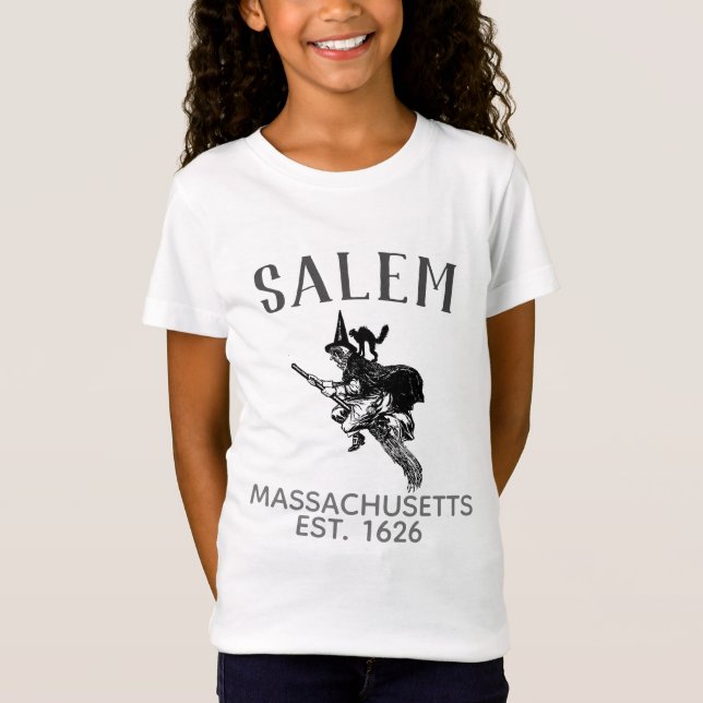 Camiseta Salem Massachusetts bruja en escoba con gato y chi (Anverso)