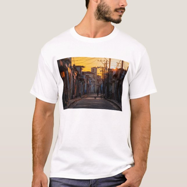 Camiseta Salida del sol sobre la calle de la ciudad de (Anverso)