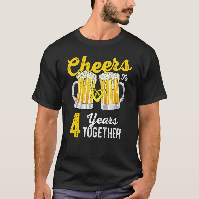 Camiseta Saludos 4 años juntos, cuarto aniversario Boda (Anverso)