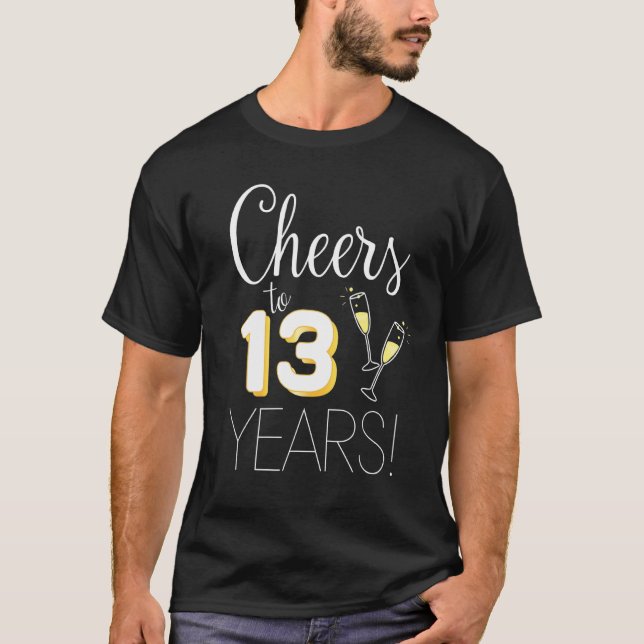 Camiseta Saludos A 13 Años Pareja Casada Champagne Annive (Anverso)