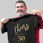 Camiseta Saludos a 50 años de negro personalizado<br><div class="desc">Guión moderno de tipografía de oro vitorea a 50 años de fiesta de cumpleaños nombre de invitado negro personalizado de camiseta de honor para cualquier edad cumpleaños de adulto.</div>