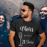 Camiseta Saludos a cualquier hombre de edad años cumpleaños<br><div class="desc">Saludos a la camiseta de cumpleaños de 21 años de hombre con un guión moderno de tipografía blanca a mano y una flauta de champán.            Fácil de personalizar con el nombre y la edad.</div>