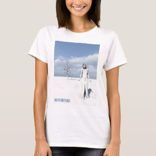 Camiseta Saludos de invierno. Elfa caminando en la nieve