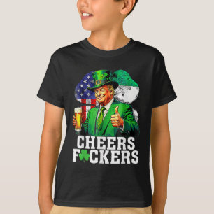 Camiseta Saludos por la bebida divertida de cerveza St Patr