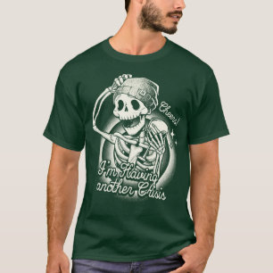Camiseta Saludos que estoy teniendo otra crisis de vino por