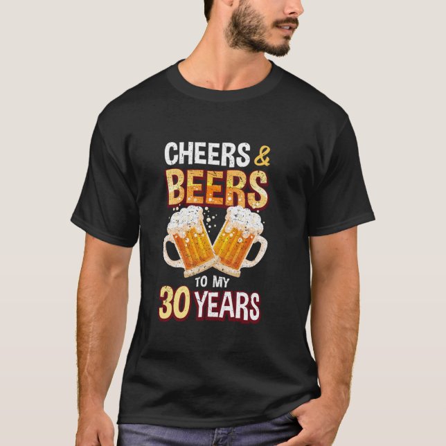 Camiseta Saludos y cervezas a 30 años Graciosos 30 cumpleañ (Anverso)