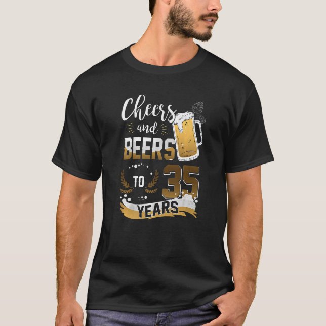 Camiseta Saludos Y Cervezas A 35 Años Me Gusta La Cerveza Y (Anverso)