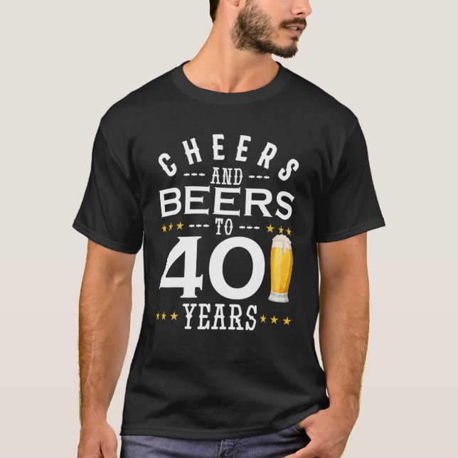 Camiseta Saludos Y Cervezas A 40 Años Bebiendo Gif (Anverso)