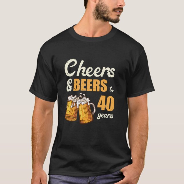Camiseta Saludos Y Cervezas A 40 Años Graciosos 40 Años (Anverso)