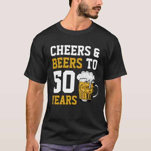 Camiseta Saludos y cervezas a 50 años 50 cumpleaños (Anverso)