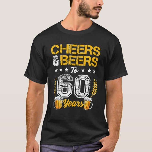 Camiseta Saludos Y Cervezas A 60 Años Bebida De Cumpleaños  (Anverso)