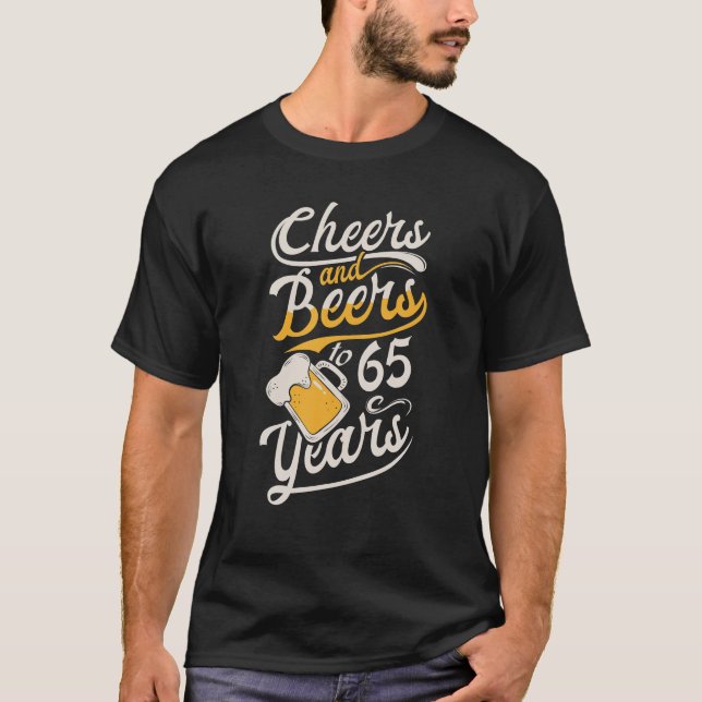 Camiseta Saludos Y Cervezas A 65 Años Feliz Cumpleaños (Anverso)