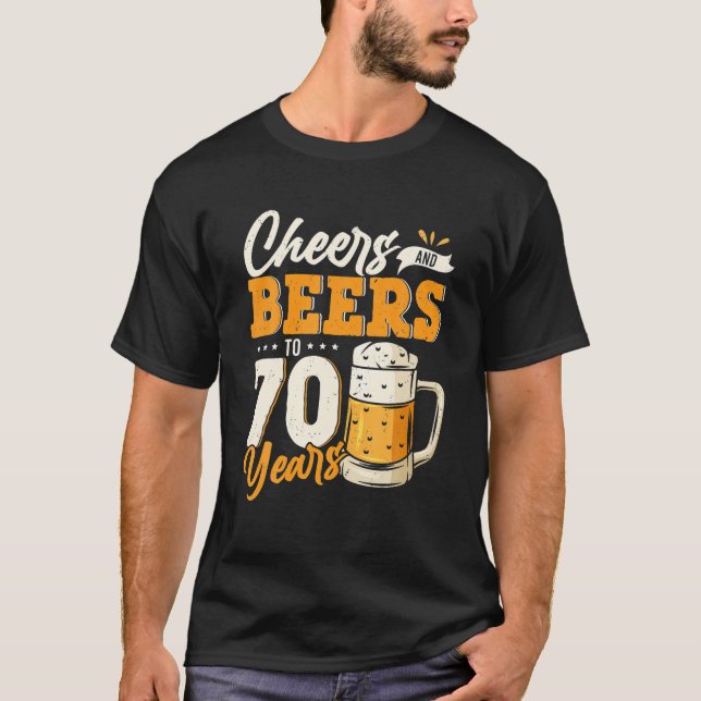 Camiseta Saludos Y Cervezas A 70 Años Graciosos (Anverso)
