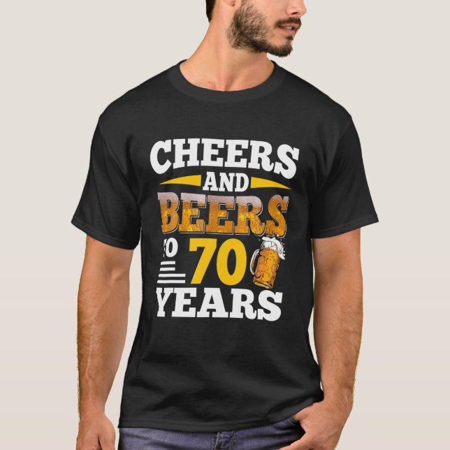 Camiseta Saludos Y Cervezas A 70 Años Graciosos 70 Años B (Anverso)