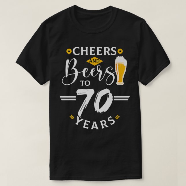Camiseta Saludos y cervezas a 70 años graciosos cumpleaños  (Diseño del anverso)