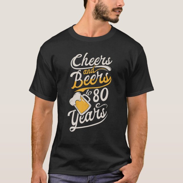 Camiseta Saludos Y Cervezas A 80 Años Felices 80 Años (Anverso)