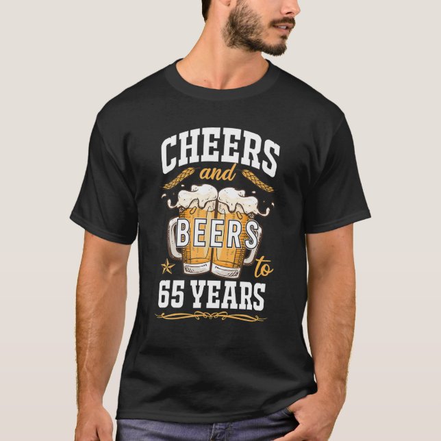 Camiseta Saludos Y Cervezas A Borracho De Cumpleaños De 65  (Anverso)