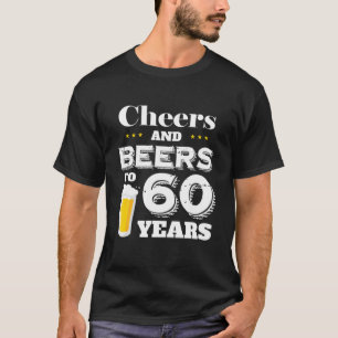 Camiseta Saludos Y Cervezas A La Fiesta De Cumpleaños De 60